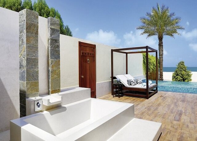The Ritz-Carlton, Ras Al Khaimah, Al Hamra Beach 5*, Ras Al Khaimah 1